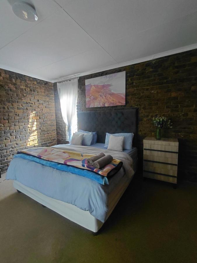 Bed & Shared Bath by Mama R - B&B Newcastle