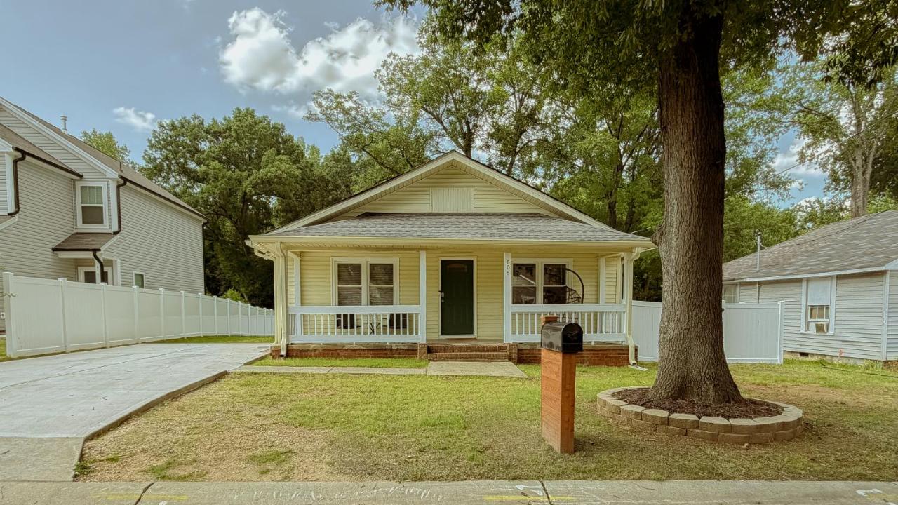 Charlotte Bungalow Retreat Porch Swing at 606 CLT - Bed and Breakfast Charlotte