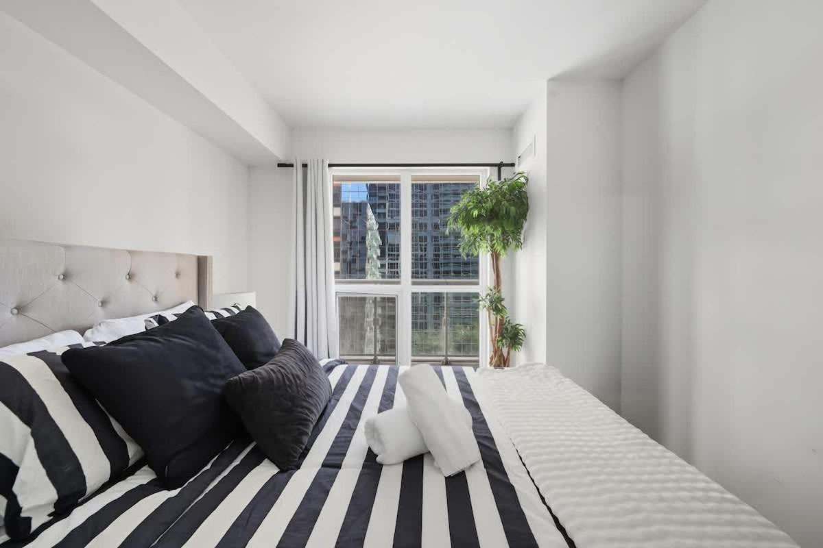 CN Tower Views Bright Modern 2BR - Chambres d'hôtes Toronto