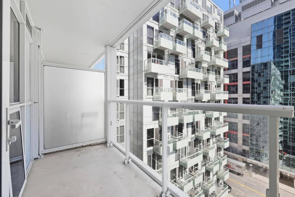 CN Tower Views Bright Modern 2BR - Chambres d'hôtes Toronto