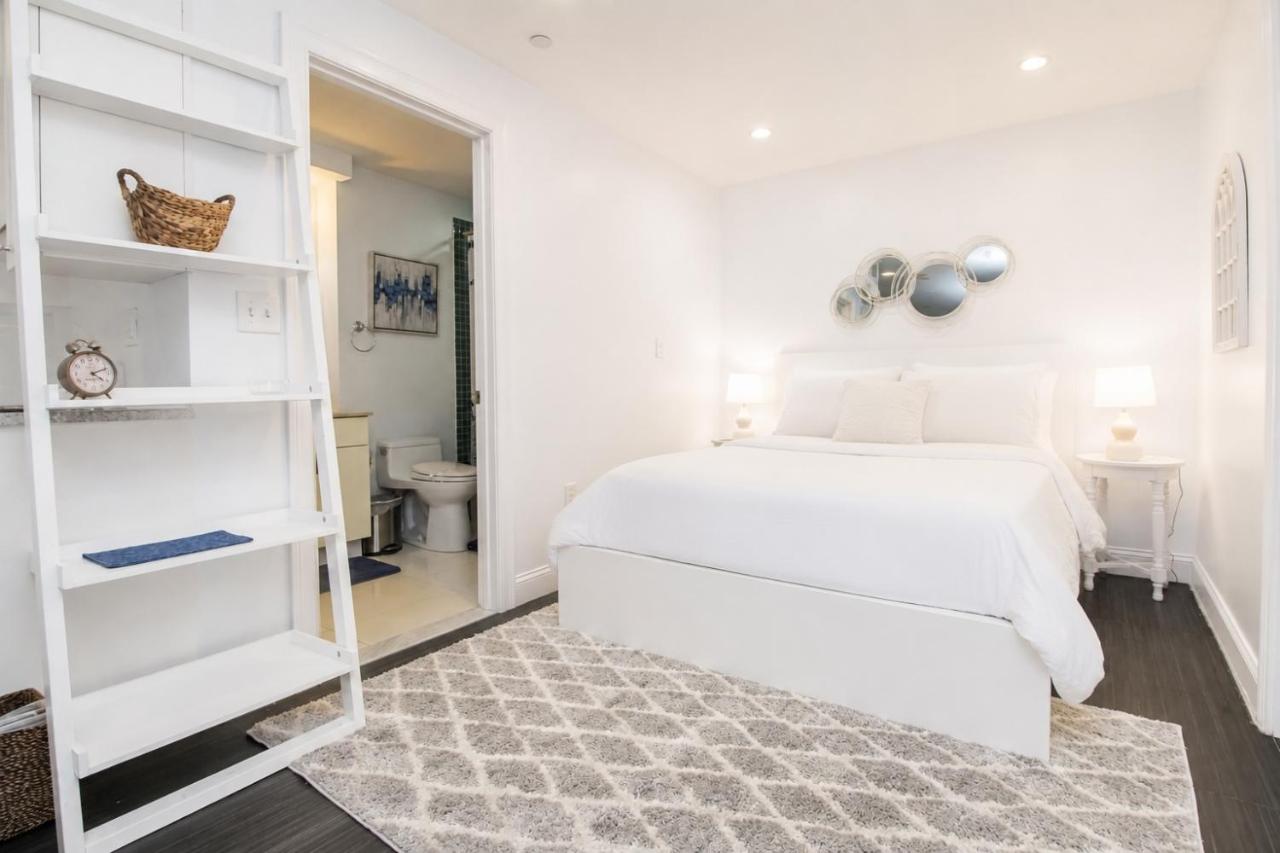 Renovated Studio, steps to MGH, Suffolk, Sleeps 4 - B&B Boston