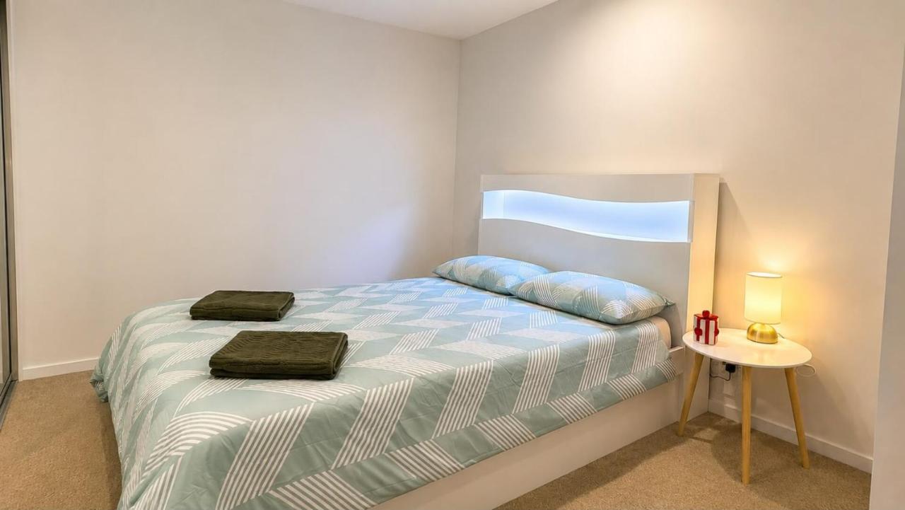Elegant 2BR Retreat with Pool, Parking & Balcony - B&B Phillip