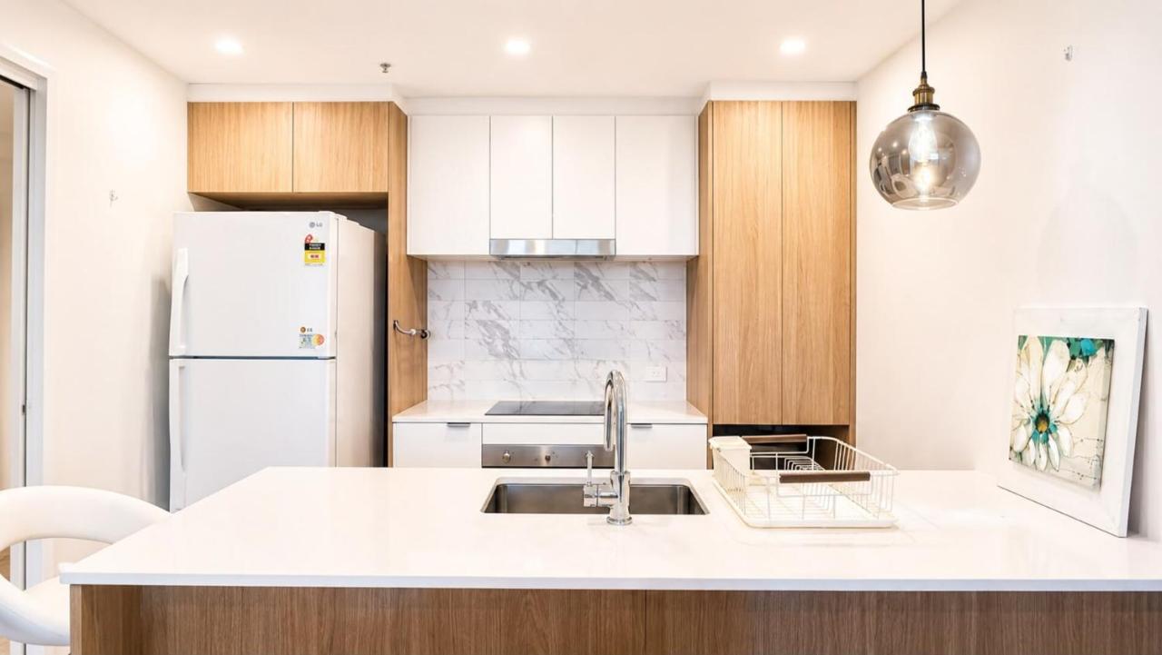 Elegant 2BR Retreat with Pool, Parking & Balcony - B&B Phillip
