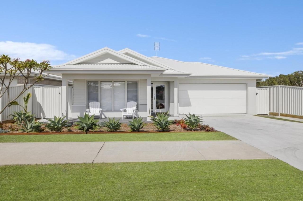 Main Beach House - Coastal Family Holiday Home - Bed and Breakfast South West Rocks