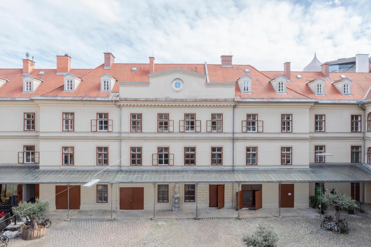 Spacious Quiet Family Suite - 2BR & Free Parking in Altstadt by HERO HOMES Graz - Chambres d'hôtes Graz