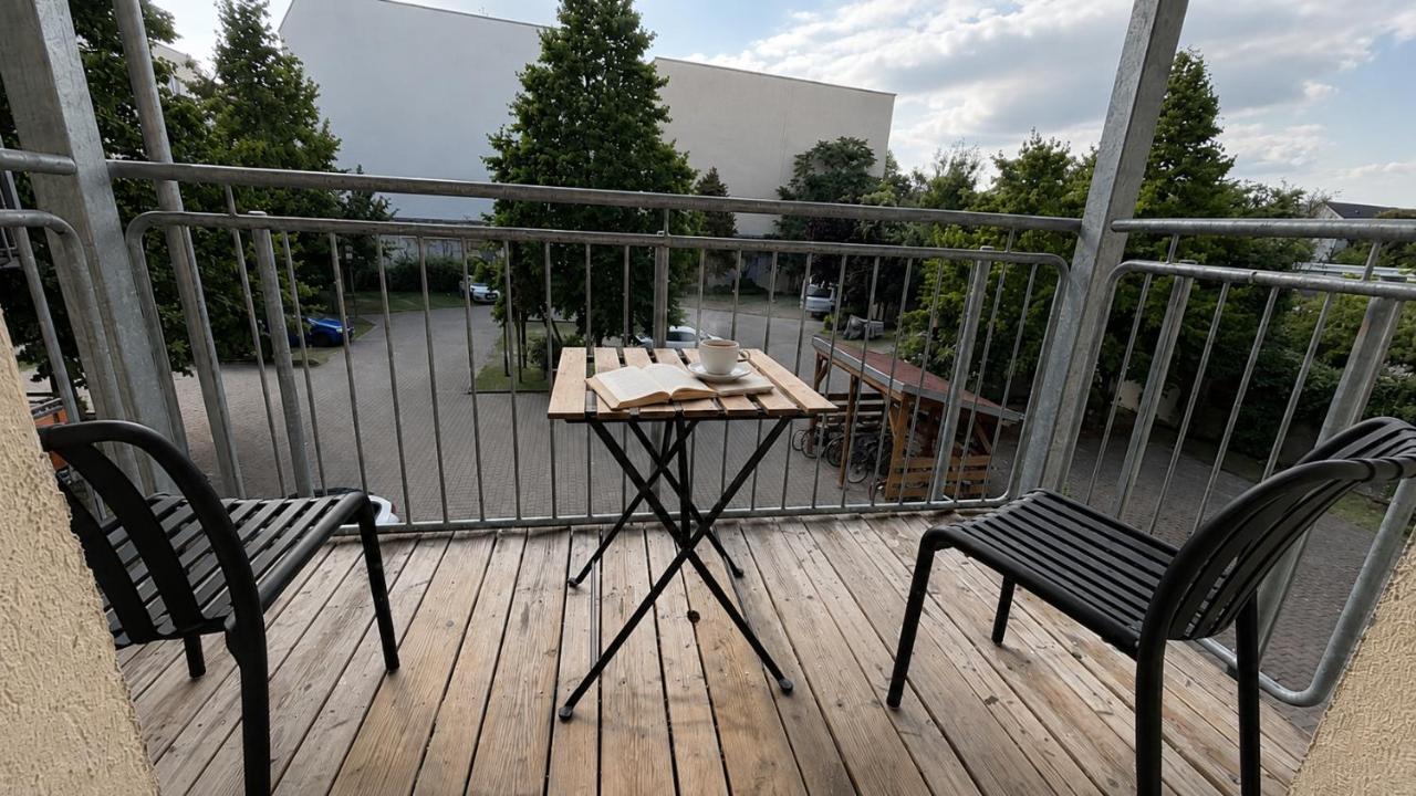 Gemütliches Apartment mit 2 Schlafzimmer, bequemen Boxspringbetten, Essbereich, Balkon, Self Check-in - B&B Magdeburg