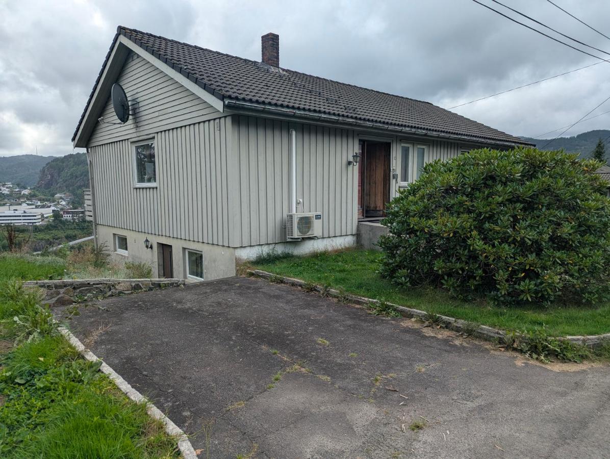 Kjellerleilighet med utsikt - B&B Flekkefjord