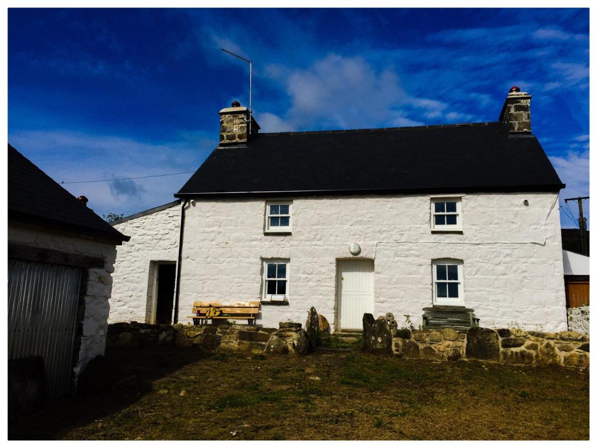 Ffynnonau - Newport, Pembrokeshire, set in a secluded spot at the foot of Carn Ingli - a beautifully curated, three-bedroom 1840 farmhouse - Chambres d'hôtes Cilycwm