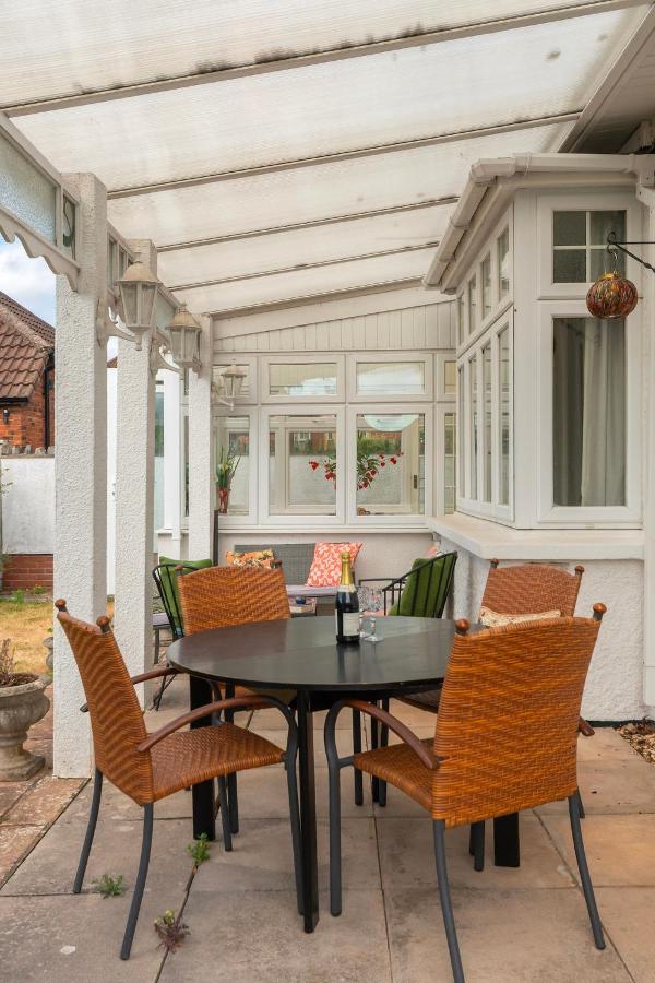 large 4 bedroom house-free parking with garden and terrace - B&B Bristol