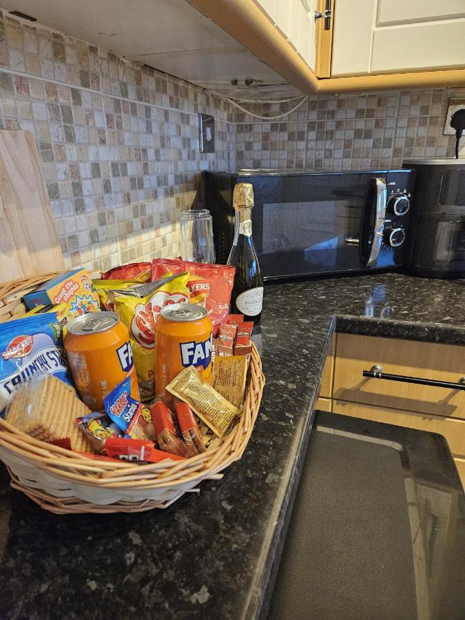 Modern 3-Bed Detached House with a Double Driveway, Free Wi-Fi, Garden with Playground and BBQ - Chambres d'hôtes Leeds
