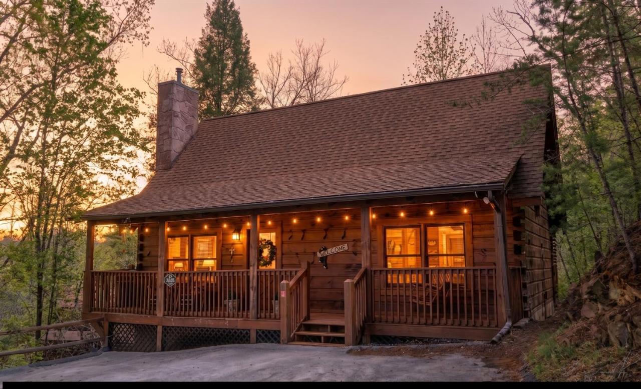 Pigeon Forge Cabin with Private Hot Tub, Arcade Game RoomMinutes from Dollywood - B&B Pigeon Forge