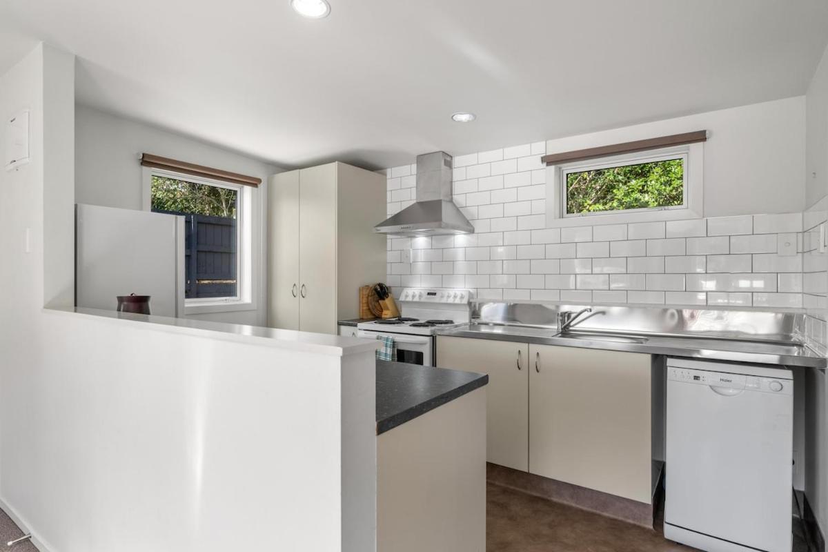 Hillside Retreat 2BR Home with Views & Parking - B&B Picton