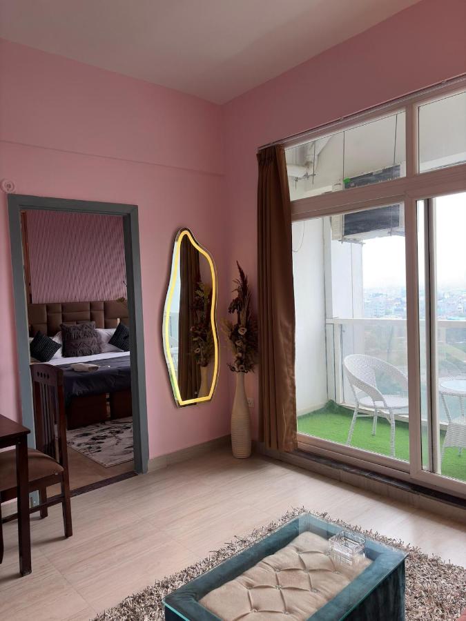 The Pink Edition-Luxury suits 1BHK with balcony - B&B Noida