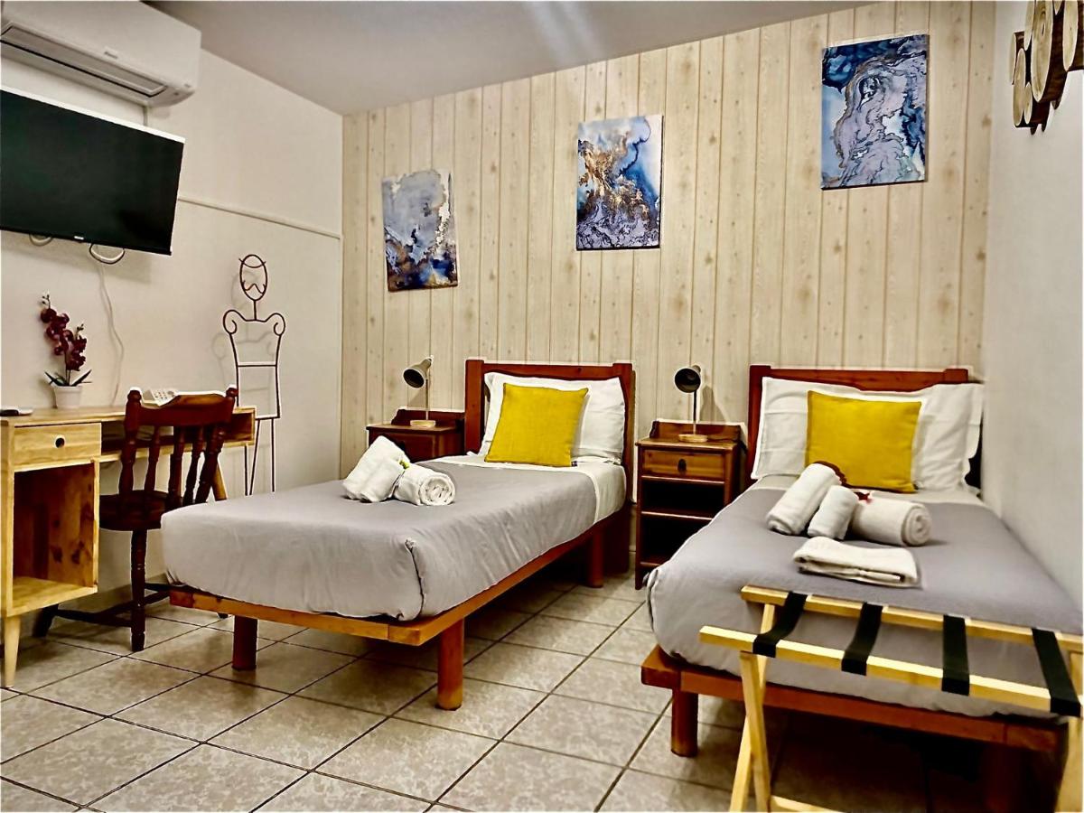 camera doppia con letti singoli con bagno in comune e terrazza
