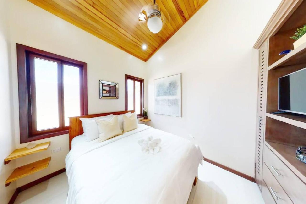 Secluded Beach Villa with Concierge by ALOM - Ferienwohnung San Pedro