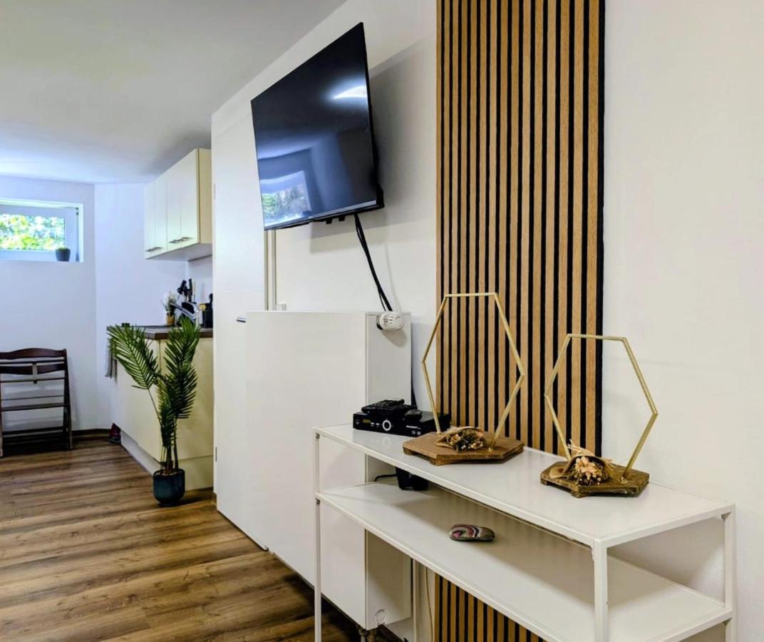 Family apartment with pool 11 km to Legoland - B&B Leipheim