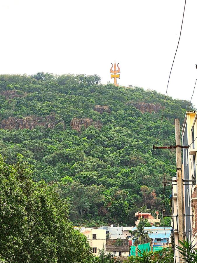 New Elegant Stay Where the Hills Meet the Sea - B&B Rasapūdipalem