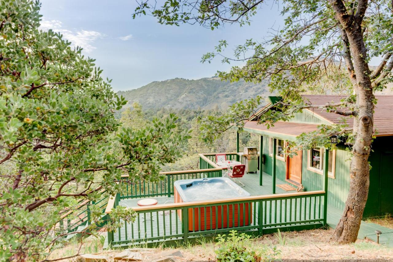 Enchanted Lookout Historic Julian Cabin and Spa - B&B Julian