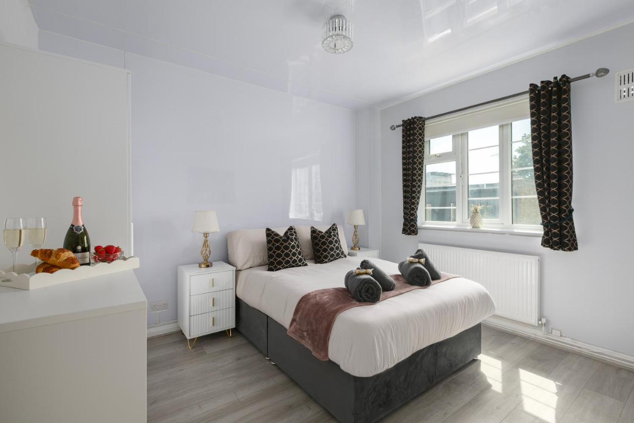 Stylish 2 Bedroom Flat with Balcony in Shepard's Bush - B&B London