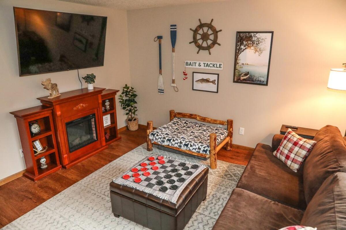 Cozy pet-friendly home near hiking trails and Lake Vermilion - B&B Tower