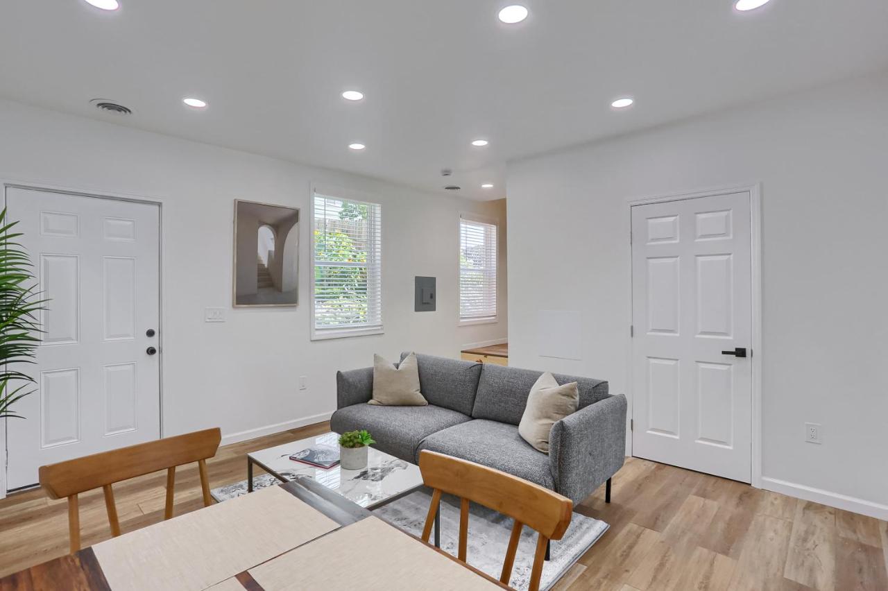Pittsburgh, Millvale Stylish & Modern 2BD with Parking - Bed and Breakfast Millvale