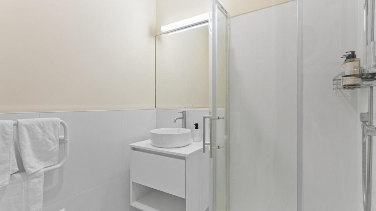 Spacious 3-Bed Waterfront Apartment - B&B Auckland