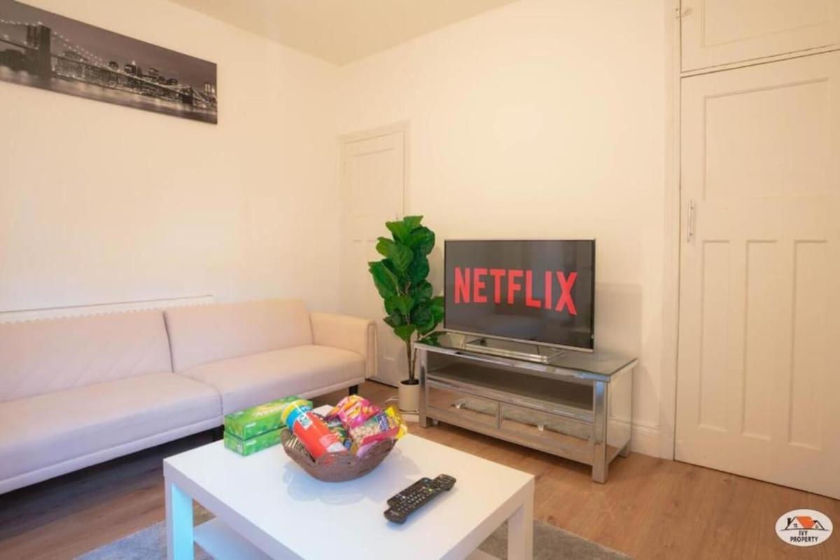 Spacious 2-Bedroom In Newcastle, Near Metrocentre With Free Parking & Ultra Fast Wi-Fi - Chambres d'hôtes Newcastle-upon-Tyne