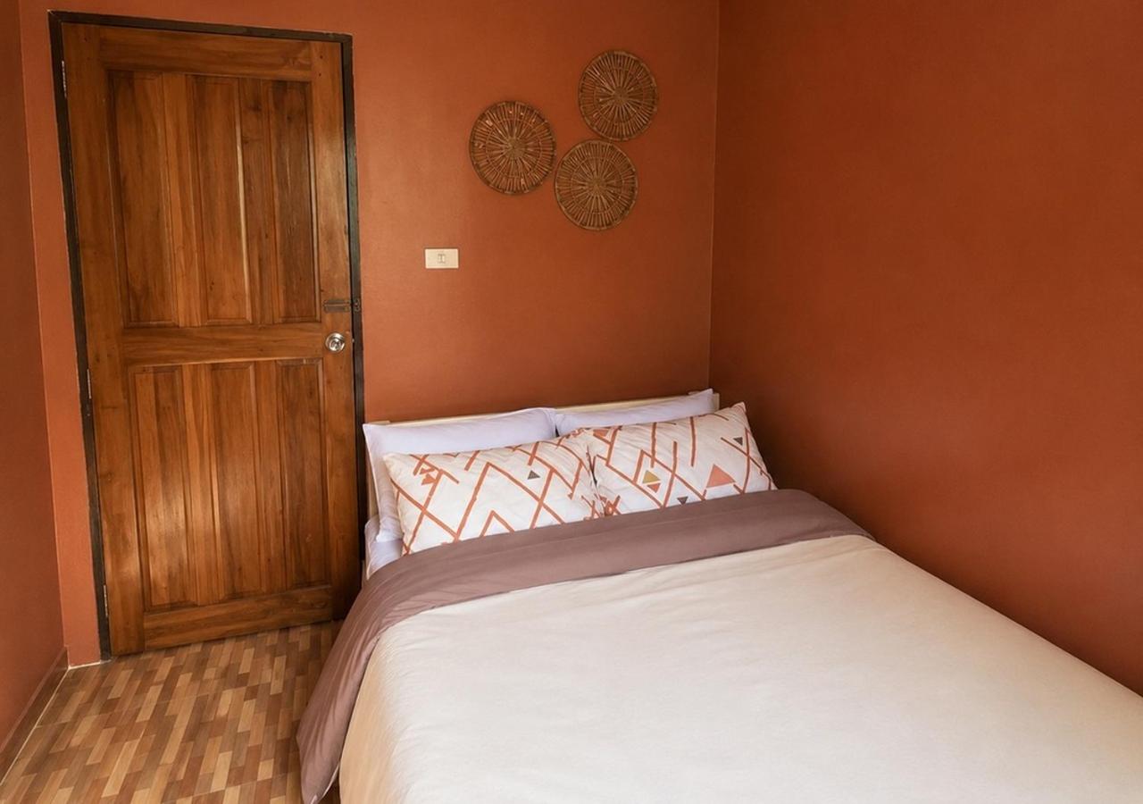 2BR Tropical Gated Home with WiFi and Kitchen Close to Tourist Spots - B&B General Luna