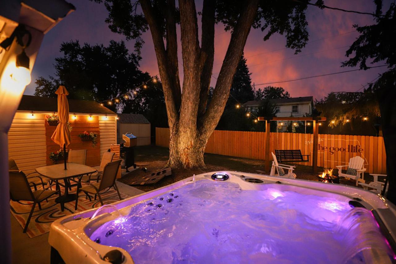 Midwest Escape Hot Tub Theater Game Room Poker Table - Chambres d'hôtes Omaha