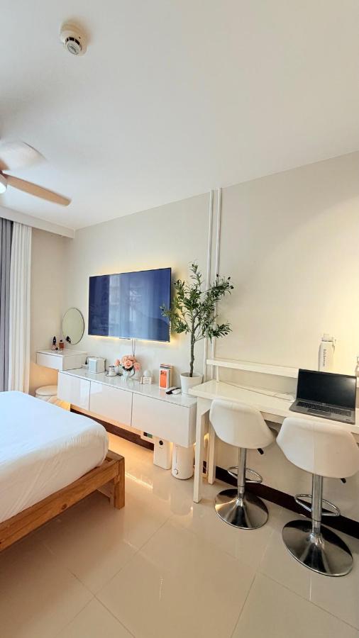 Condo near airport with pool and Balcony - Ferienwohnung Cebu City