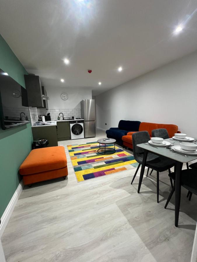 Essence Penthouse by SJP - One Bedroom - Central Kettering - Free Parking - B&B Kettering