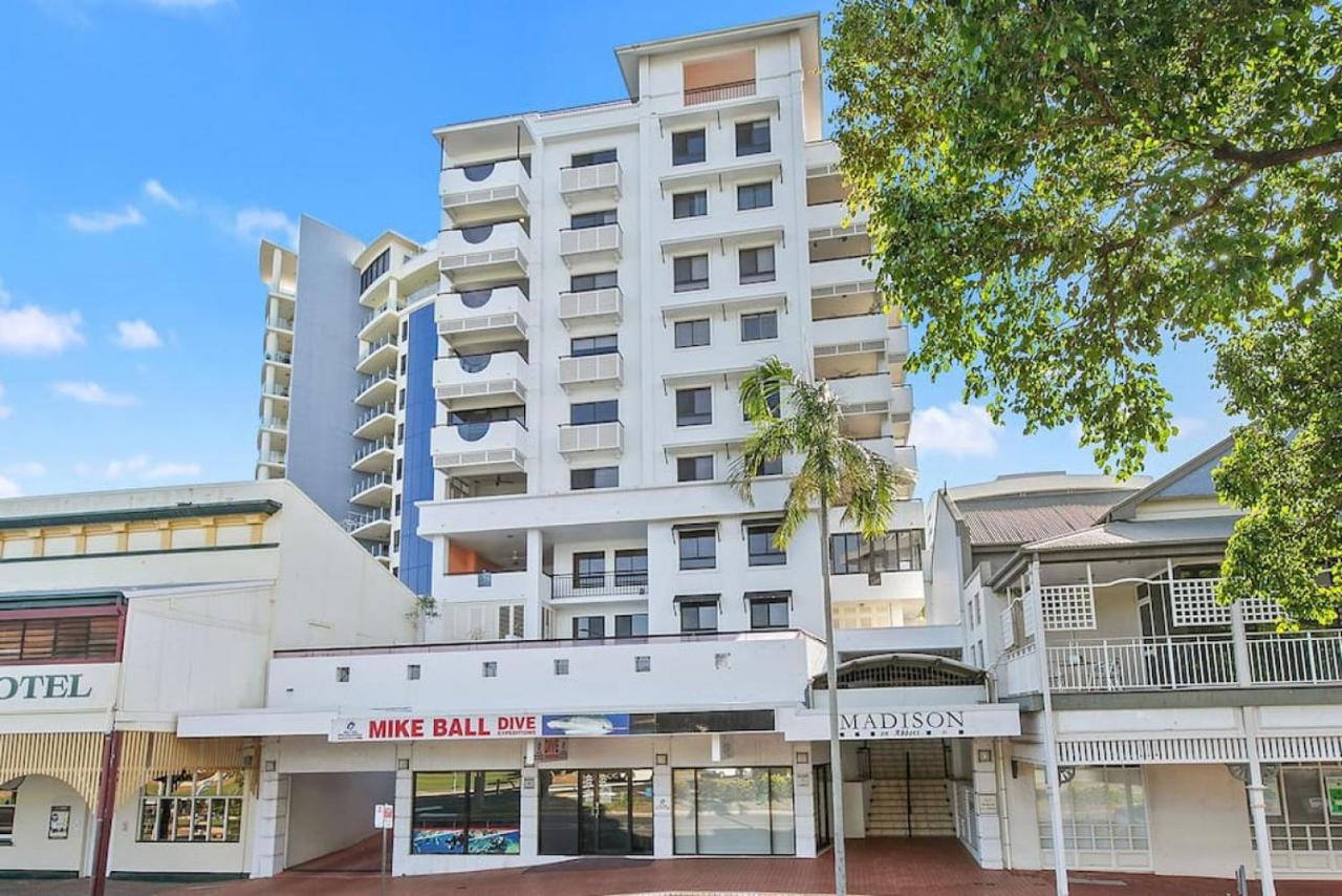 Stunning Coastal 3 Bedroom Apartment in Cairns CBD - B&B Cairns