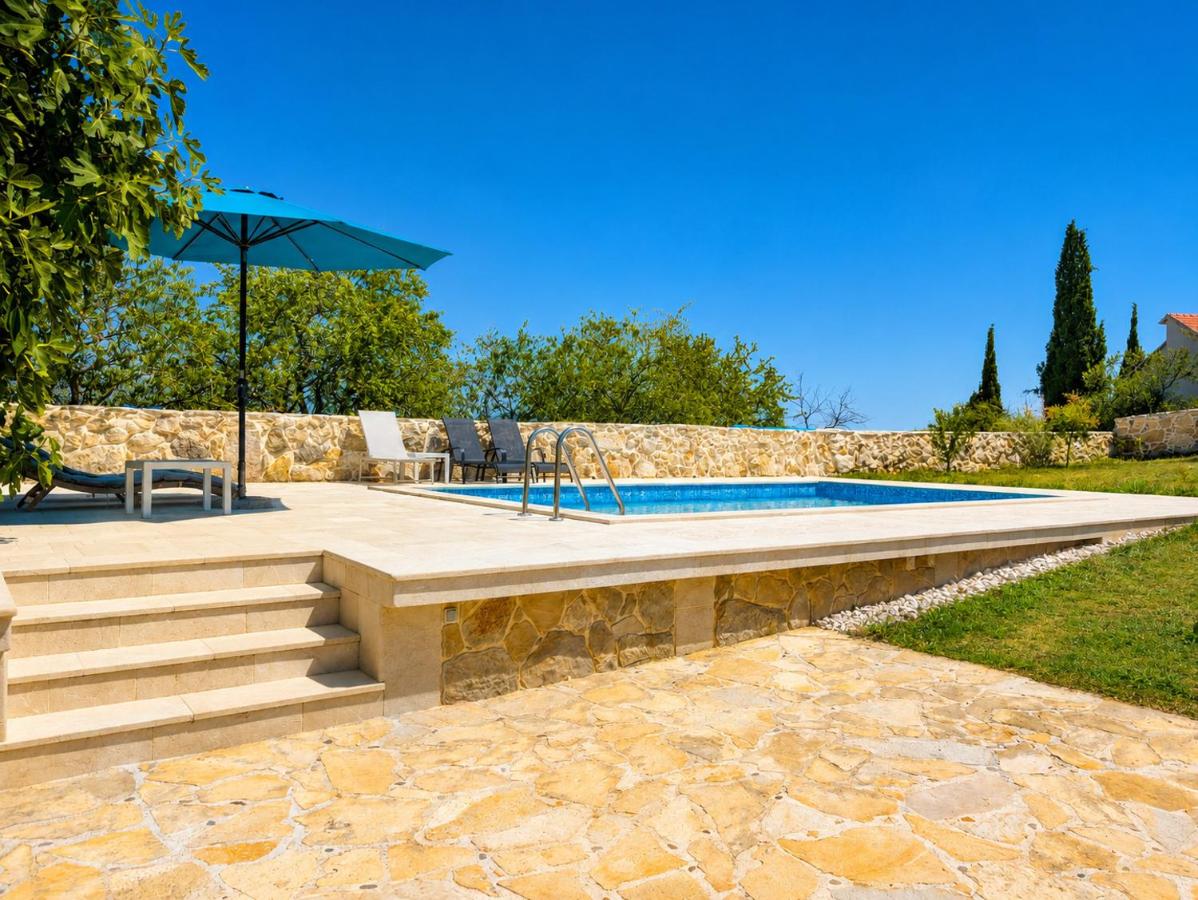 Holiday Home Leptir - Bed and Breakfast Drniš
