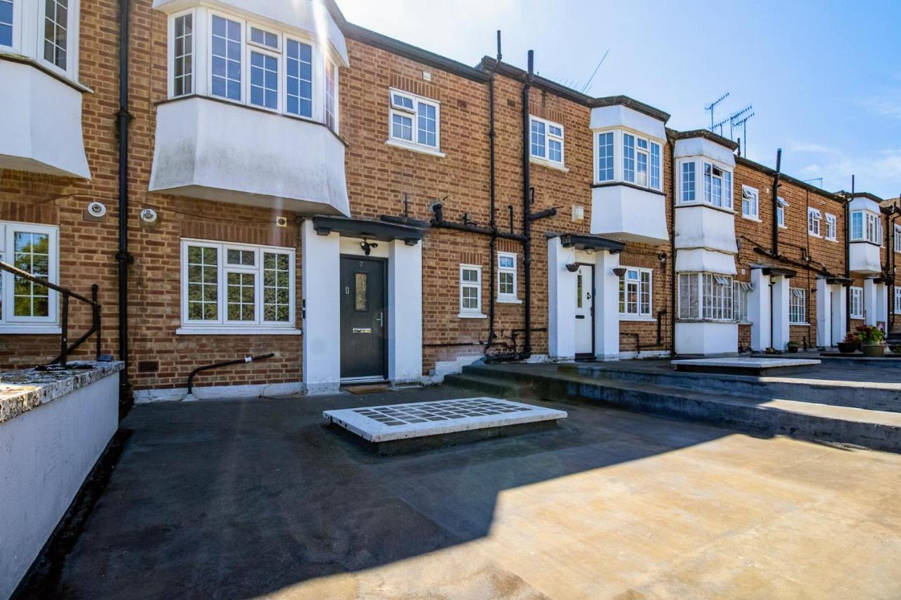 Elegant Moor Park Home with Golf Club & London City Center Access - Chambres d'hôtes Croxley Green
