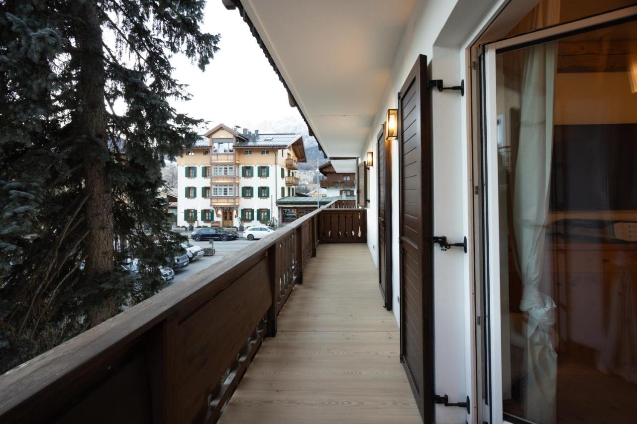 Casa Ampezzo, in the town center with balcony and parking area - B&B Cortina d'Ampezzo