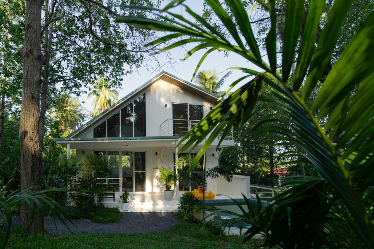 Serene Mountain Pool Villas - B&B Ko Pha Ngan