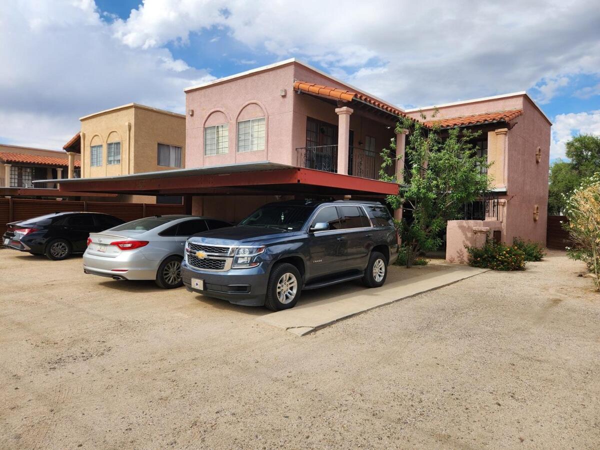 2-bed condo, cook-ready kitchen, and laundry, 5-8 minutes from University of Arizona and downtown Tucson - B&B Tucson