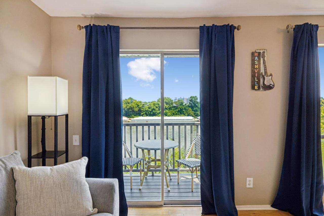Stylish Apartment w Private Deck & River View - B&B Nashville