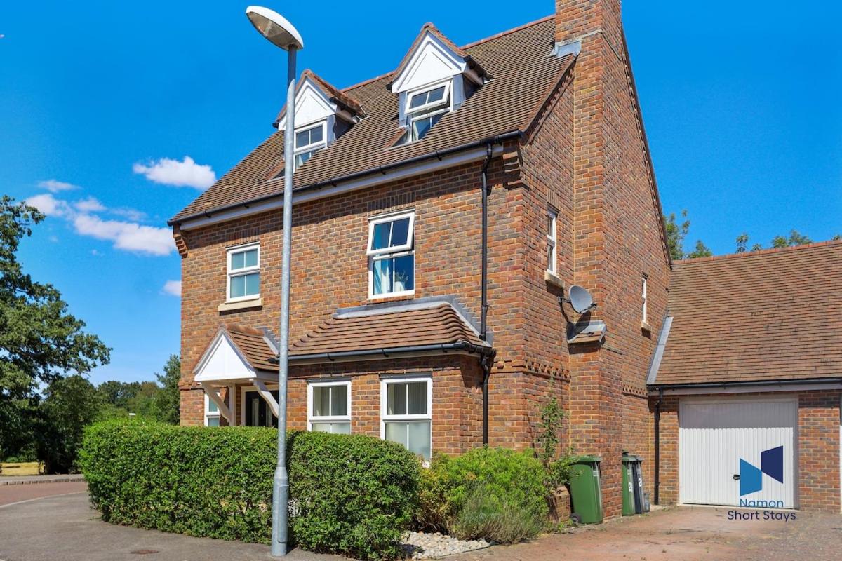 Horley 4-bedroom House, next to Gatwick Airport - B&B Horley