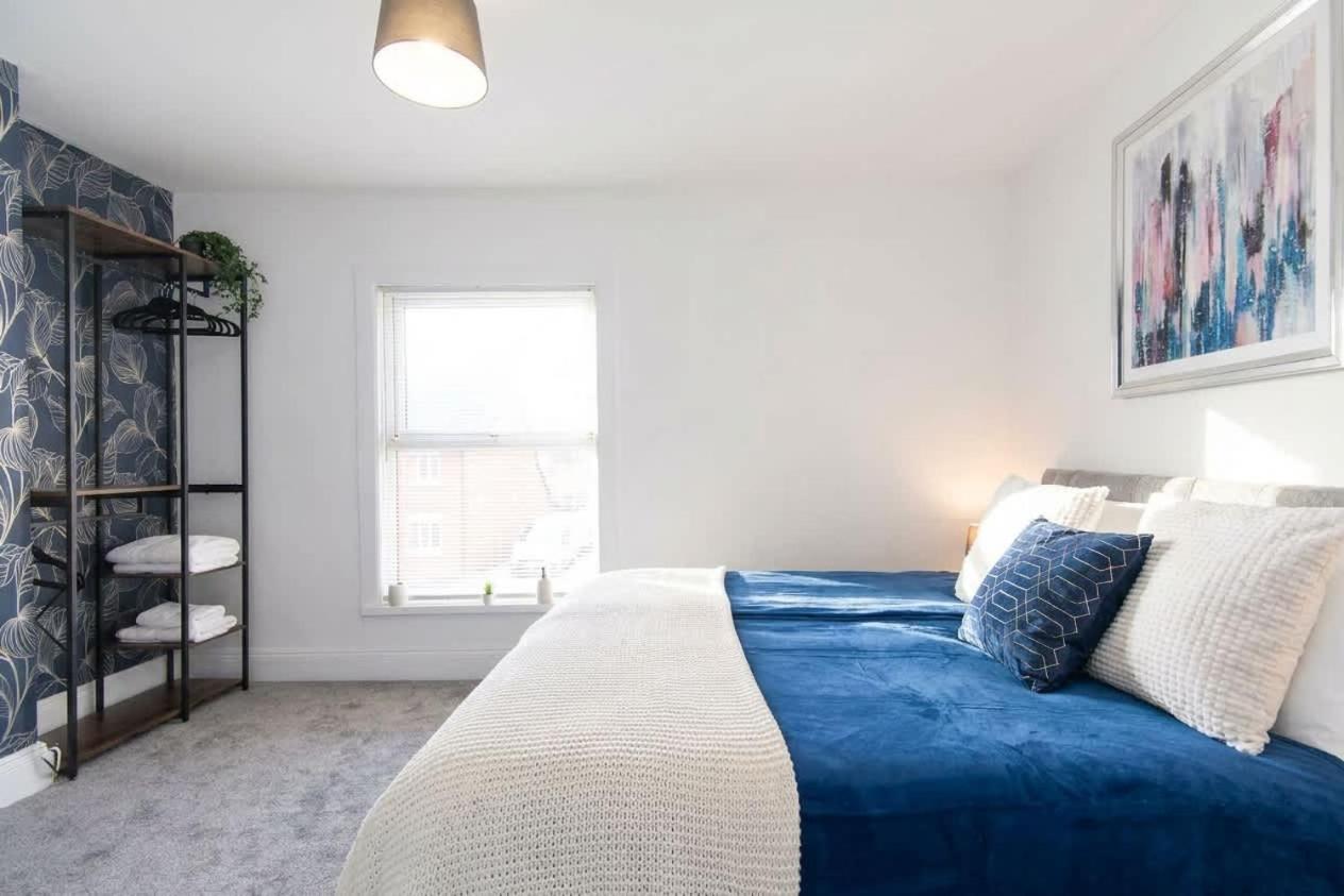 Modern 3 Bedroom Home in Central Rugby w Parking - Chambres d'hôtes Rugby