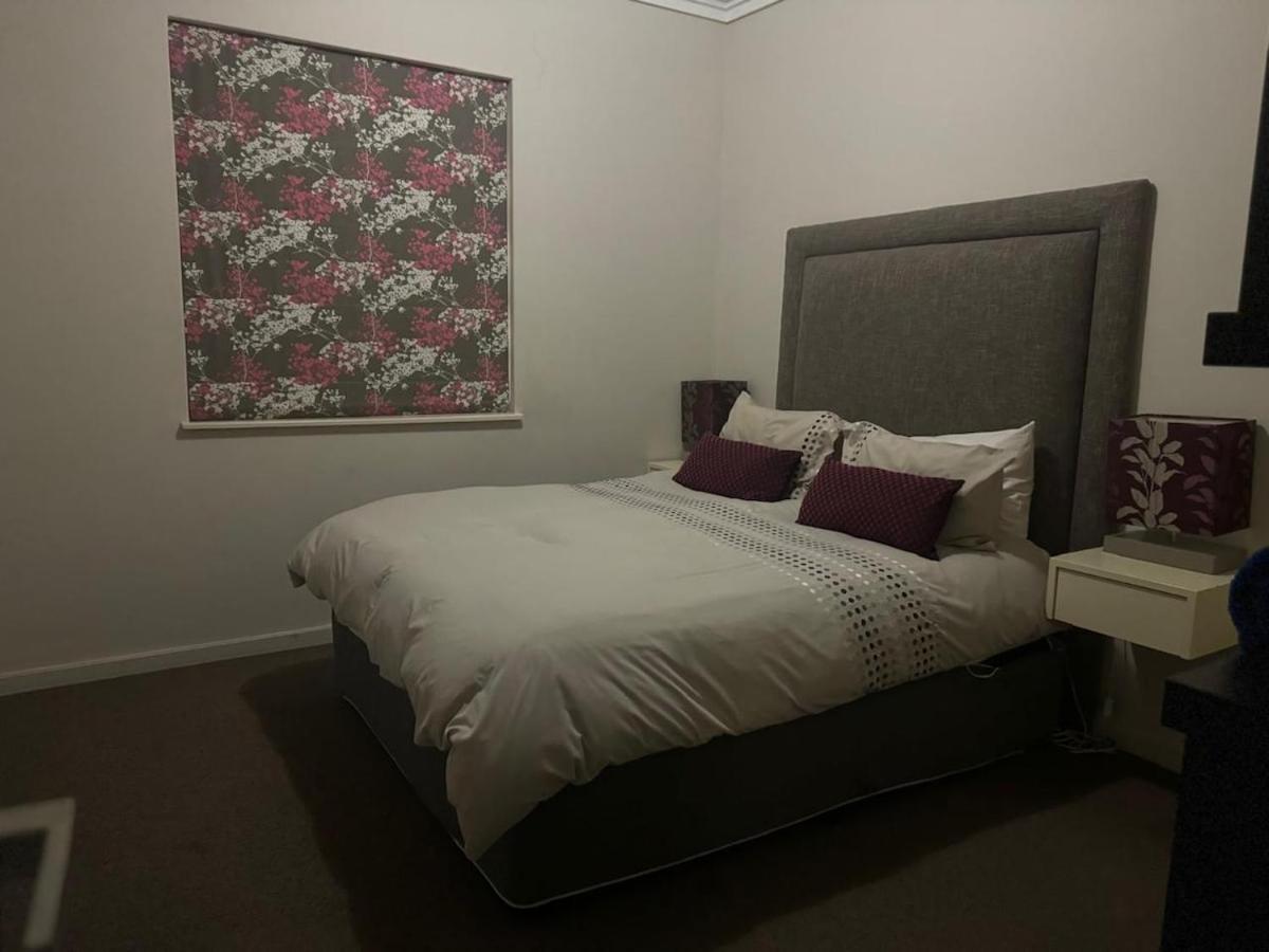 2BR Apartment, Walk to Mall & Lake - Bed and Breakfast Kaapstad