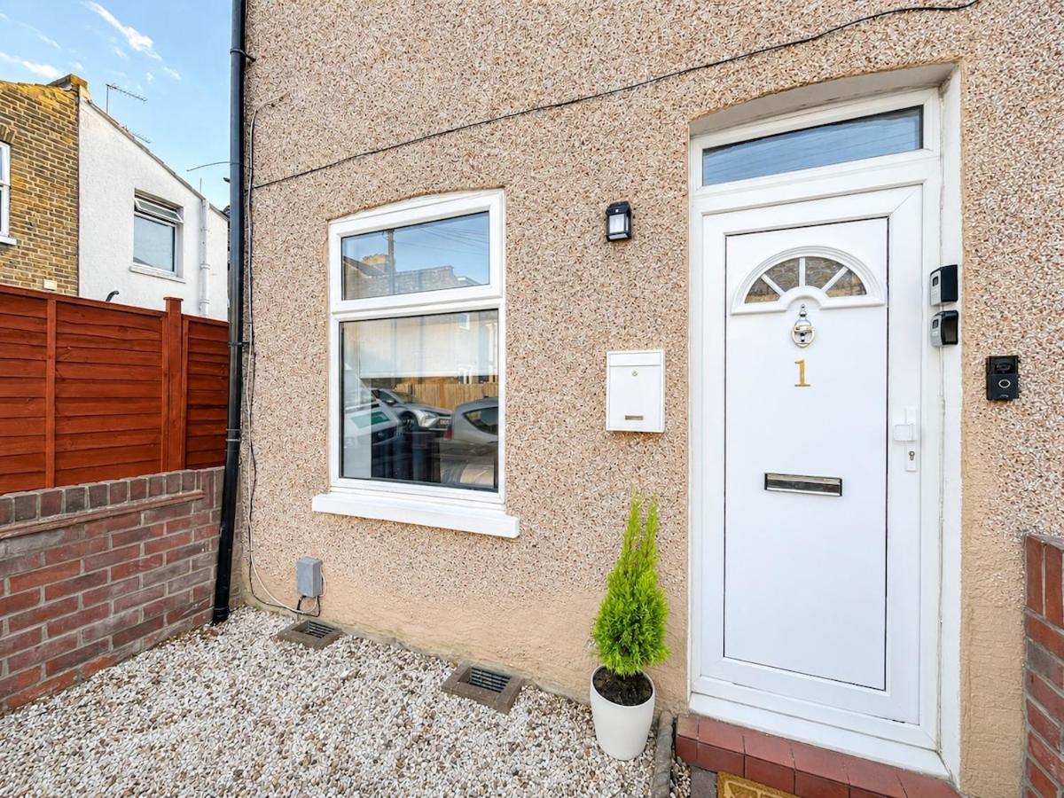 Modern central Dartford 4-Bed House with Parking - B&B Dartford