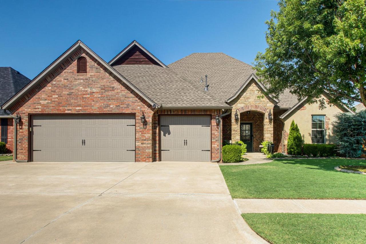 Gateway to Downtown OKC! Elegant Home - B&B Yukon