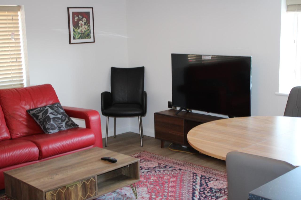 Exeter, Modern 3 double bedrooms, 3 bathrooms, with free parking - B&B Pinhoe