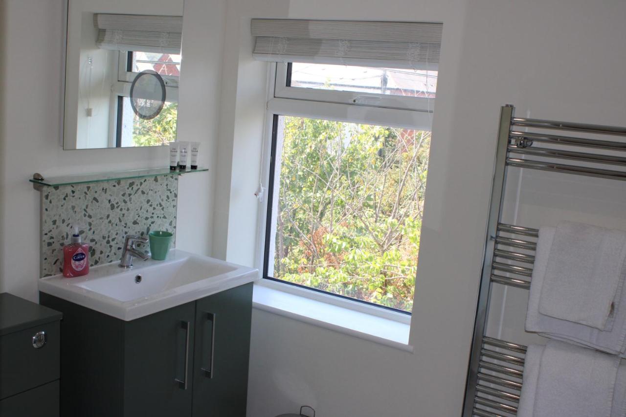 Exeter, Modern 3 double bedrooms, 3 bathrooms, with free parking - B&B Pinhoe