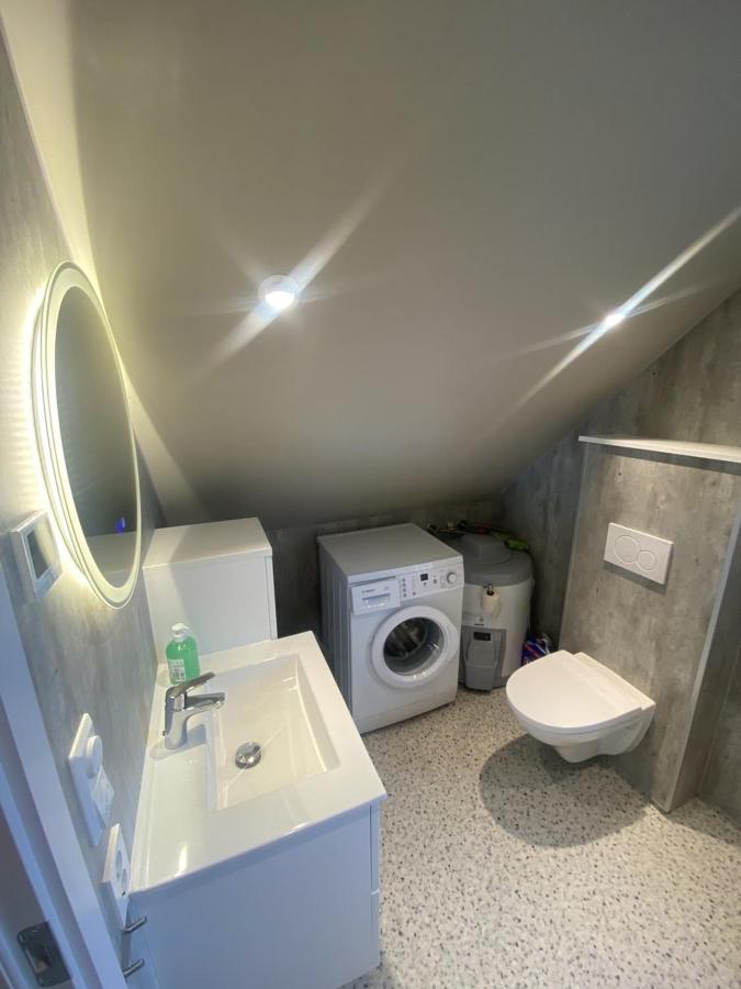 Bright & Central 2nd floor apartment Walking distance to everything & Parking - Ferienwohnung Kristiansand