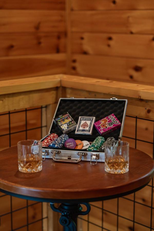 Lagniappe Lodge Hot Tub Fire Table Game Room String Lights Sleeps 8 - Chambres d'hôtes Sevierville