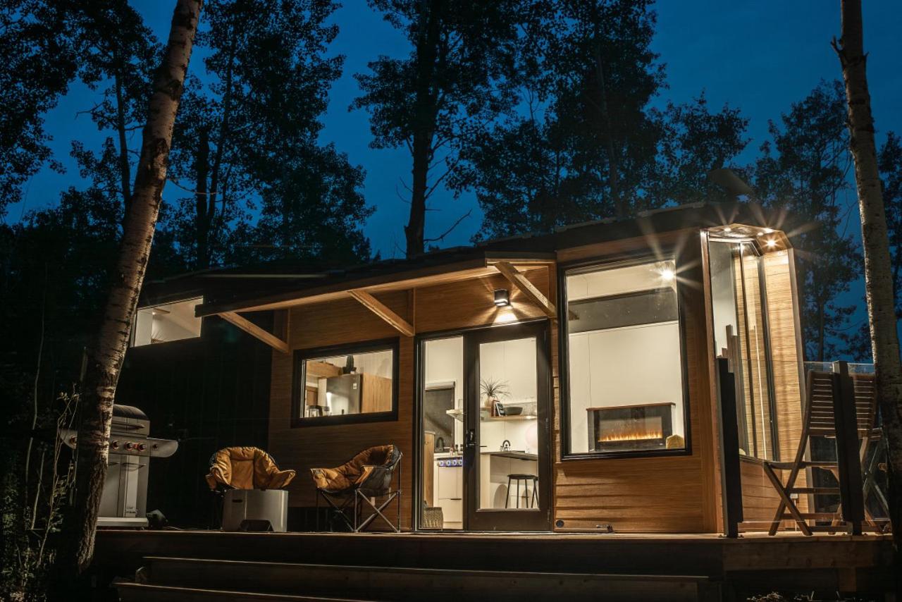 Refuge Bay's Aqua Tiny Home - Luxury Off Grid Escape - Bed and Breakfast Cherhill