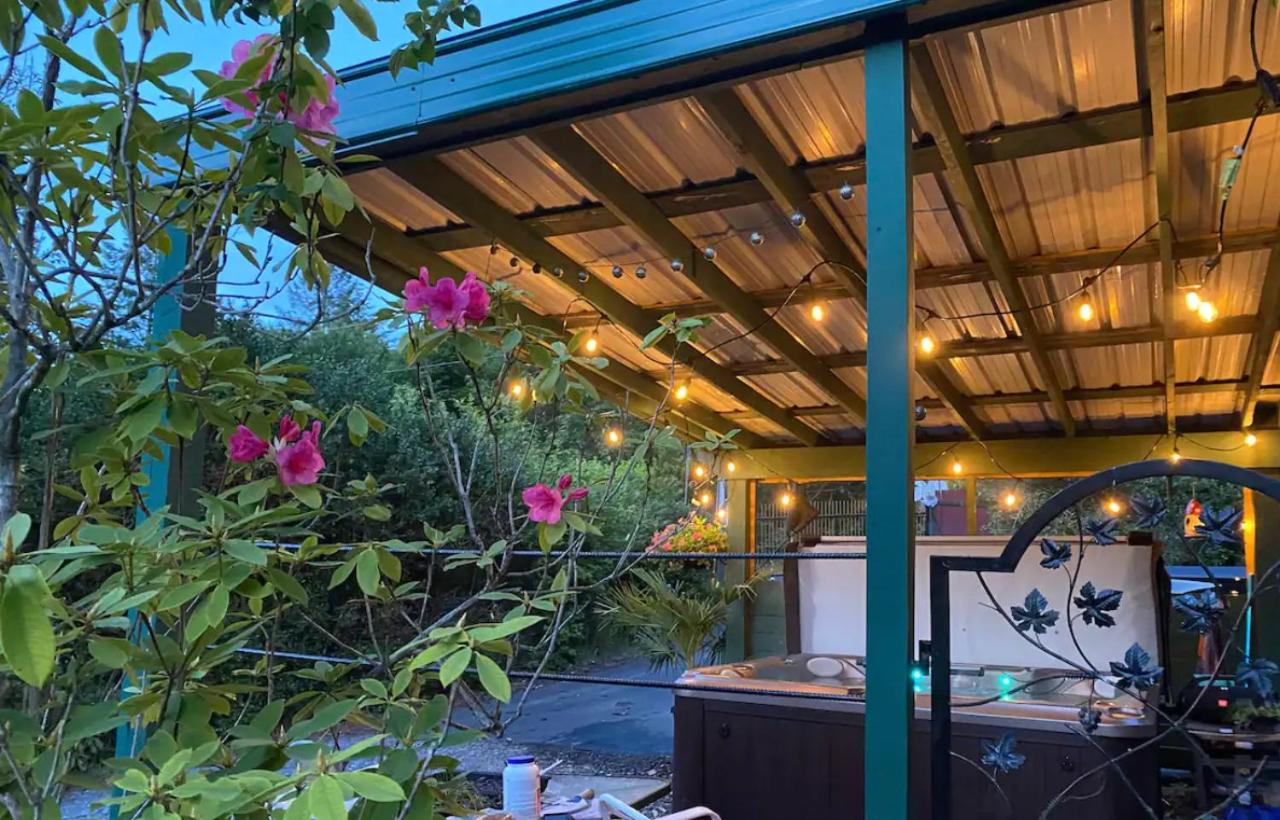 Bedrooms in Sooke Wonderland - Hot Tub - Pool - Koi Pond - B&B Sooke