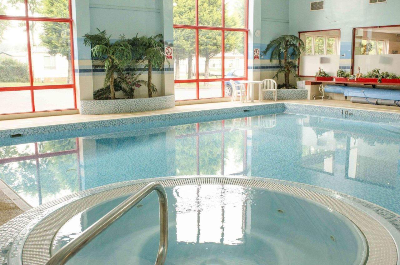 Chalet Sleeps 5 Patio Pets Pool Peaceful Place - Chambres d'hôtes Innerwick